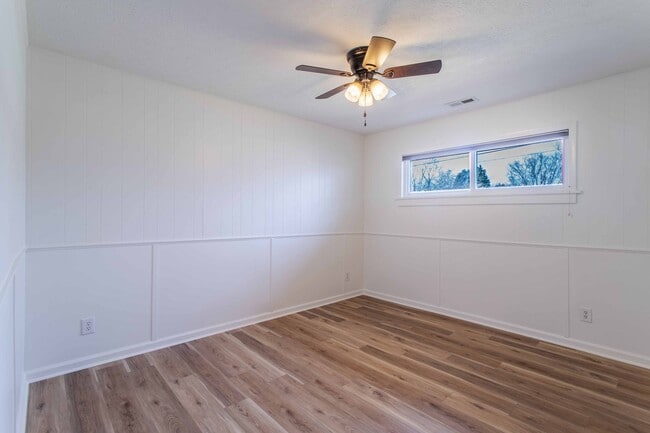 Building Photo - Close to Hike/Bike Path