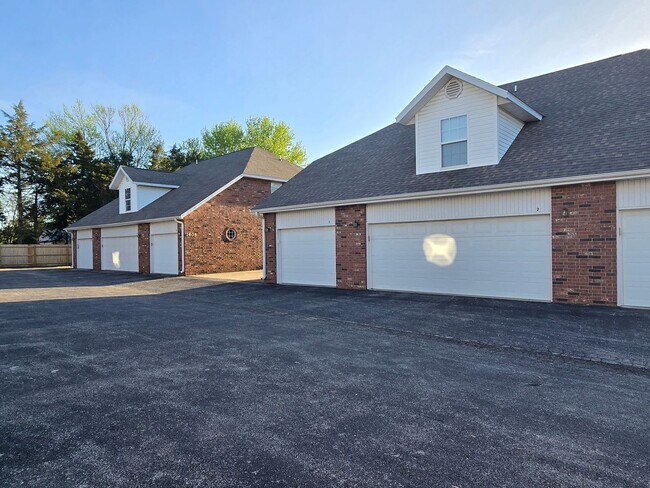 Building Photo - Capri Townhomes