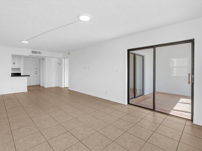 Building Photo - 220 Lakeview Dr