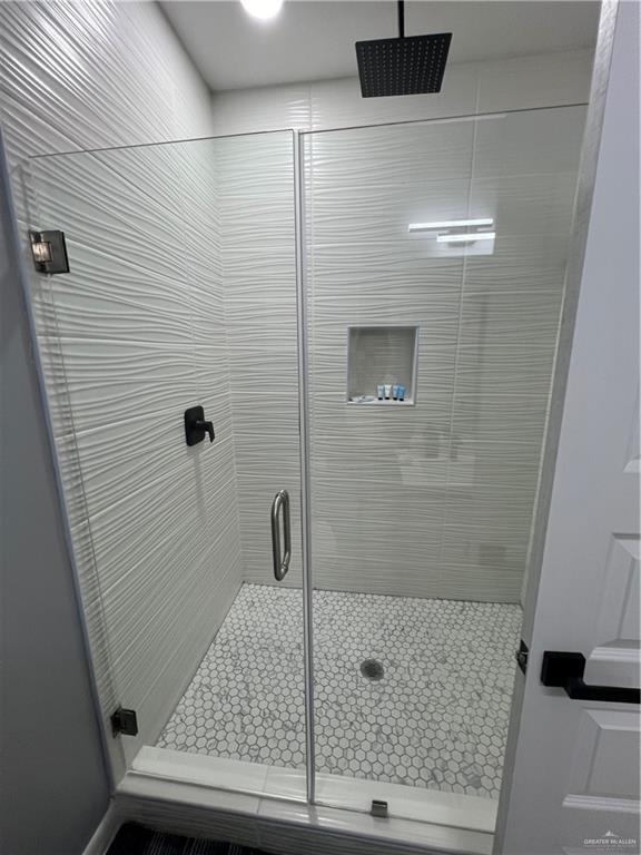 Building Photo - 15 E Iris Ave