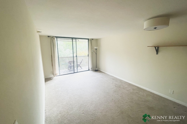 Building Photo - Top Floor One Bedroom - Easy Access to Garage Parking + Great Amenities