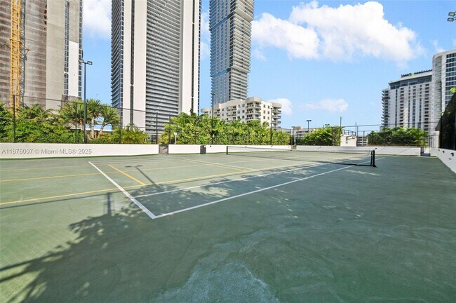 Building Photo - 700 NE 24th St