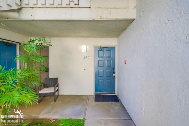Building Photo - Updated 2Bdm 2Ba Condo in the Creekwood Co...