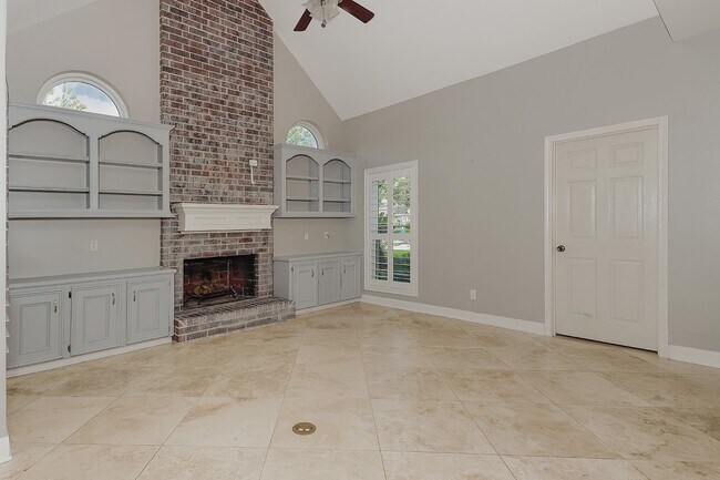 Building Photo - 2 Silverstrand Pl