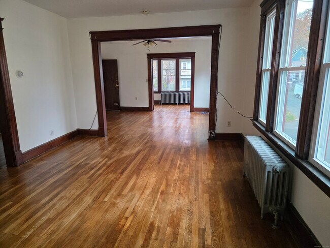 Building Photo - 166 Oak St