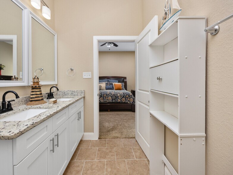 Building Photo - 1826 W French Pl