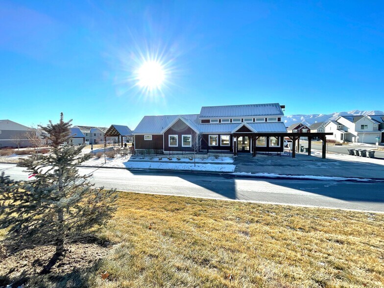 Building Photo - 561 S Ravenwood Ln