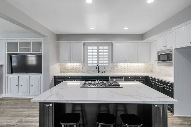 Building Photo - Gorgeous 5 Bedroom Home Behind the Gates i...
