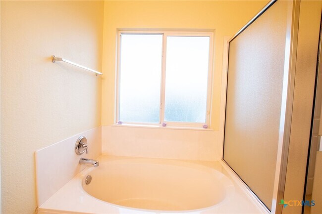 Building Photo - 5000 Willamette Ln