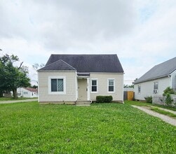 Building Photo - Available Now! 3 Bedroom Home with Central Air
