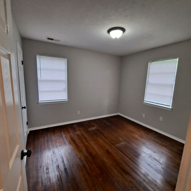 Building Photo - 264 E Holmes Rd