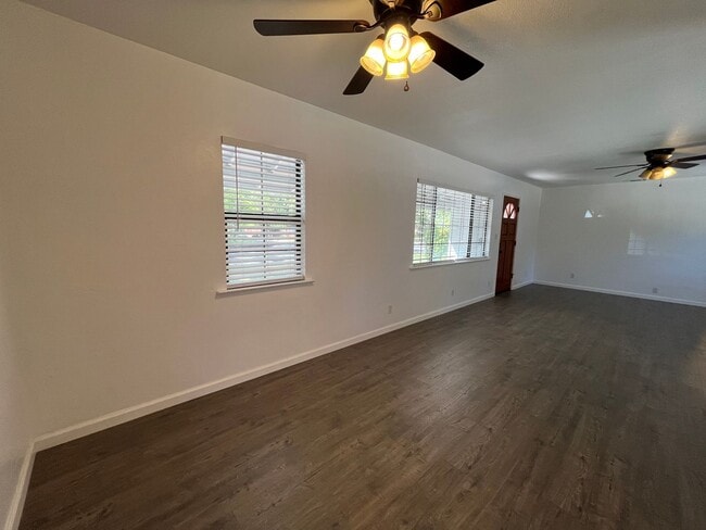 Building Photo - Spacious 3 bed 1bath home available in Ard...