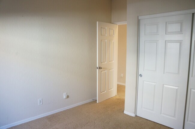 Building Photo - BEAUTIFUL 4 BEDROOM HOME IN SILVERSTONE CO...