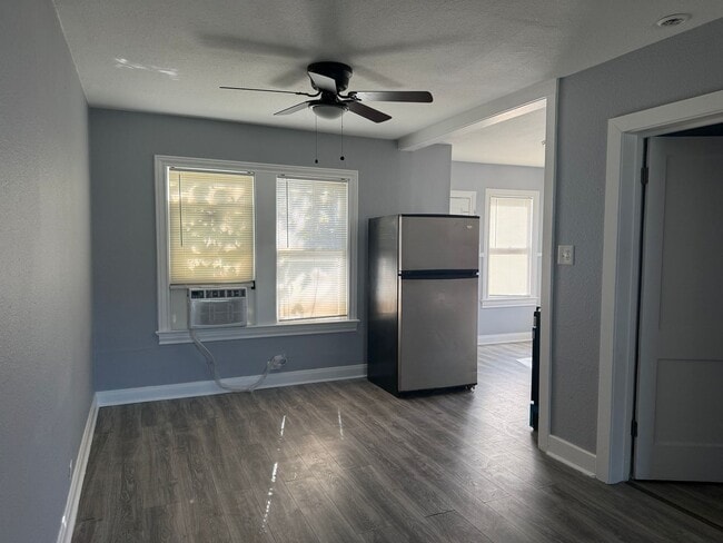 Building Photo - Freshly updated 3/1 Rental home