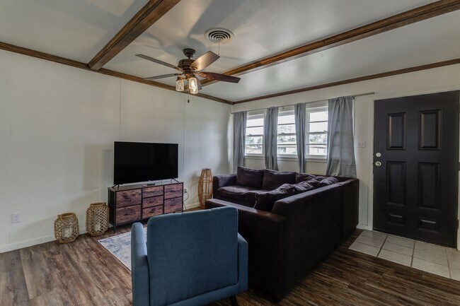 Building Photo - Charming Updated 3 Bedroom