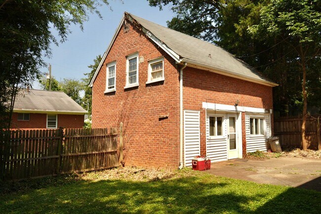 Building Photo - 109 Piedmont Ave N