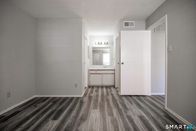 Building Photo - 82 Crown Knoll Ct