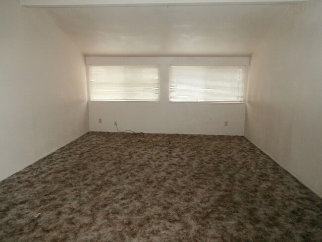 Building Photo - 4 Bedroom 1.5 Bathroom Townhouse (Accepting Section 8)