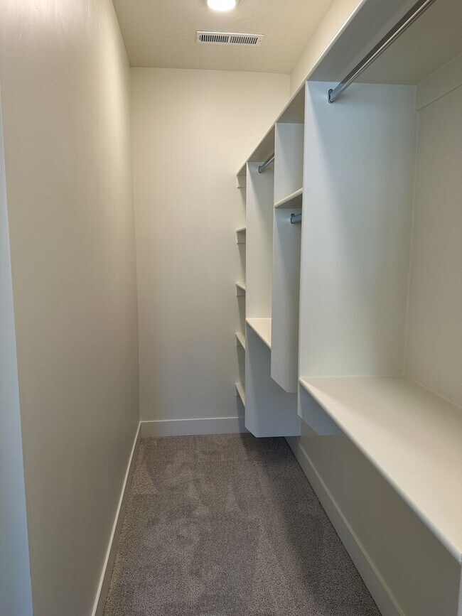 Building Photo - Brand New Townhome