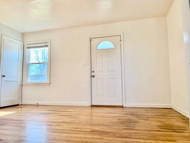 Building Photo - CHARMING 2 BEDROOM SINGLE FAMILY