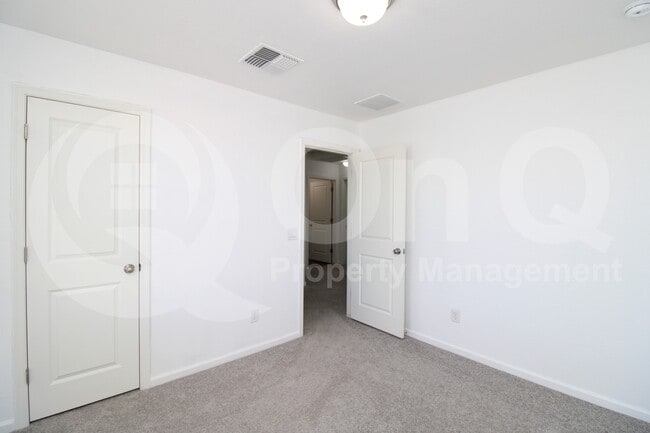 Building Photo - 822 N Navajo Ln