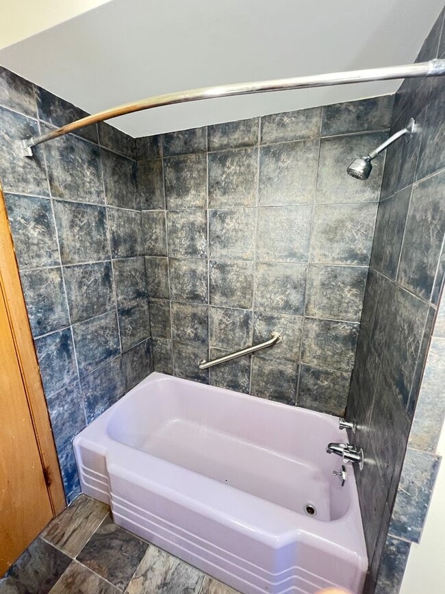 Building Photo - AVAILABLE JUNE 2025! HUGE 5 Bedroom, 2 Bath Home by UMD!