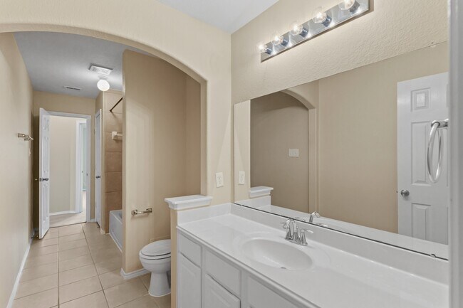 Building Photo - 2818 Lockeridge Oaks Dr