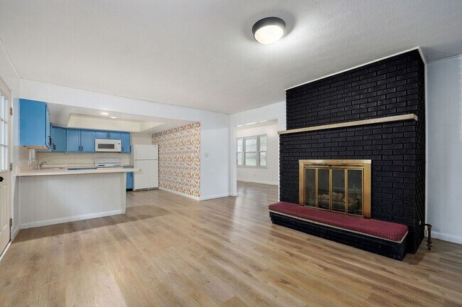 Building Photo - 906 N Belview Ave