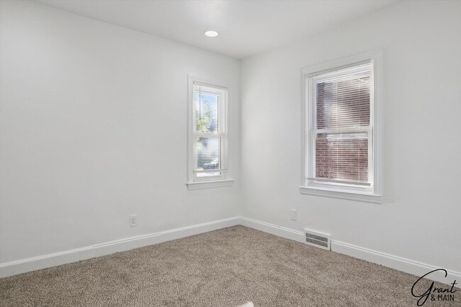 Building Photo - 4 bedroom $1550