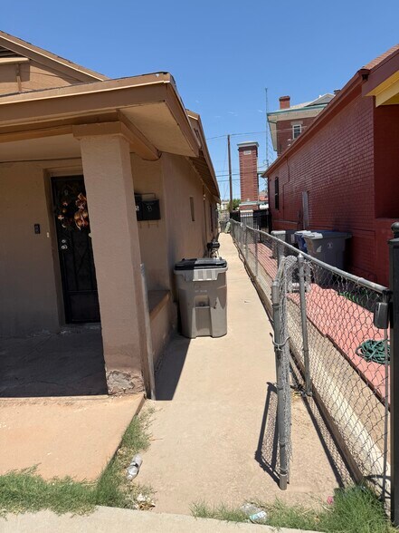 Building Photo - 1305 E San Antonio Ave