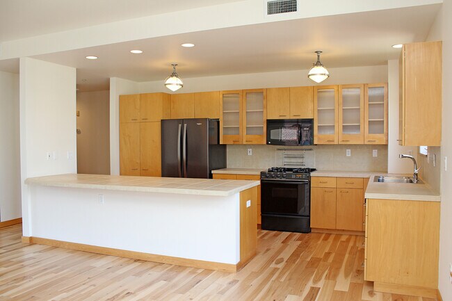 Building Photo - Spacious 2 Bedroom Corner Unit in Stylish ...