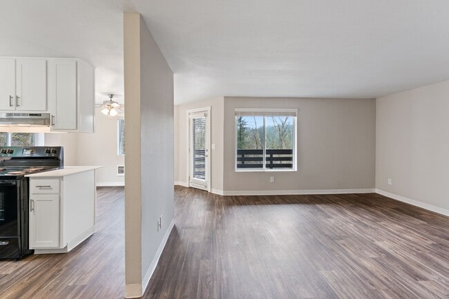 Building Photo - Large Two Bedroom Two Bath with Creek View! $1000 Off February!