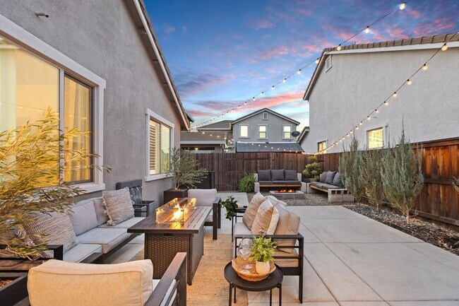 Building Photo - Newer Home on Large Corner Lot with Lots of Natural Light!