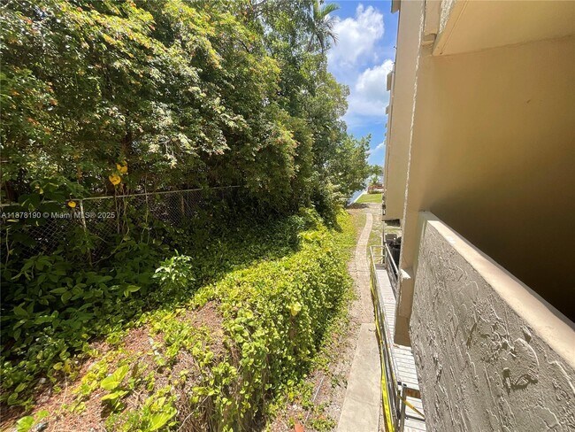 Building Photo - 2201 Brickell Ave