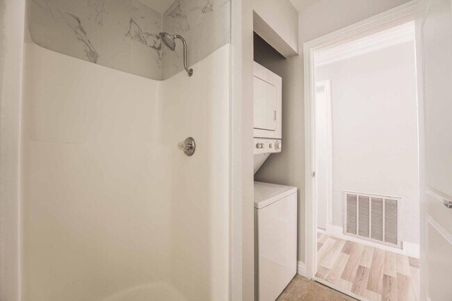 Building Photo - Beautiful 2 bed, 2 bath condo ready to mov...