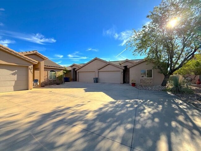 Primary Photo - 3 Bed, 2 Bath, 2 Car garage Duplex Unit
