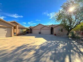 Building Photo - 3 Bed, 2 Bath, 2 Car garage Duplex Unit