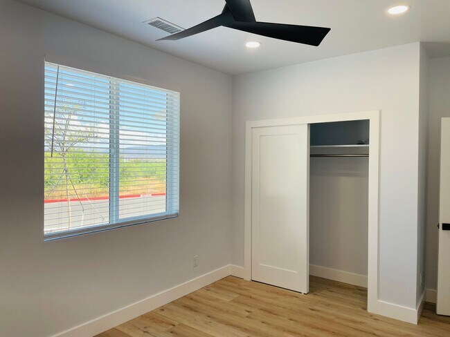 Building Photo - 17 N Alamos Dr