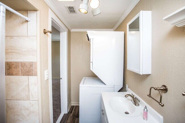 Building Photo - "Charming 3-Bedroom Home on 31st with Gleaming Hardwood Floors and 2 Full Baths!"