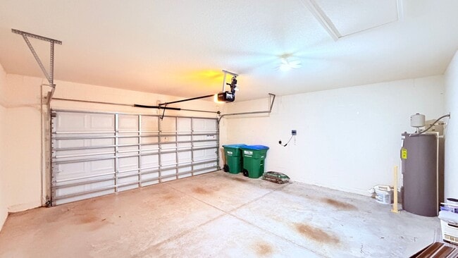 Building Photo - Charming Deltona 4/2 Ready for Move-in!