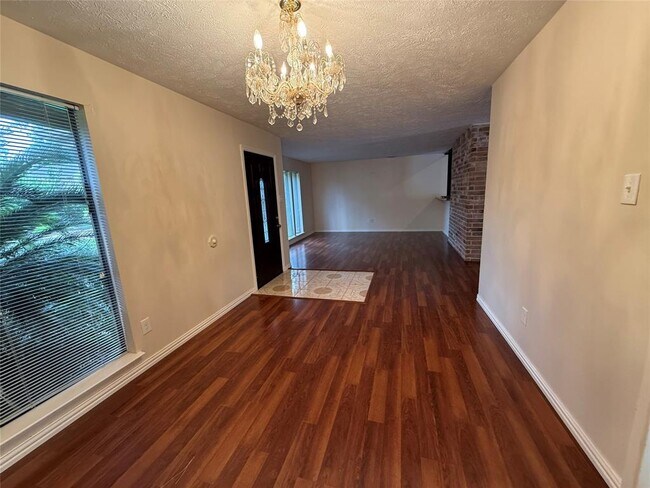 Building Photo - 3031 Green Fields Dr