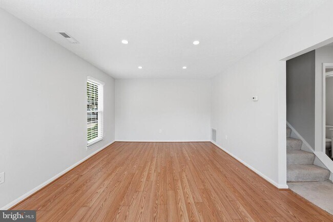 Building Photo - 2401 W Rosecroft Village Cir
