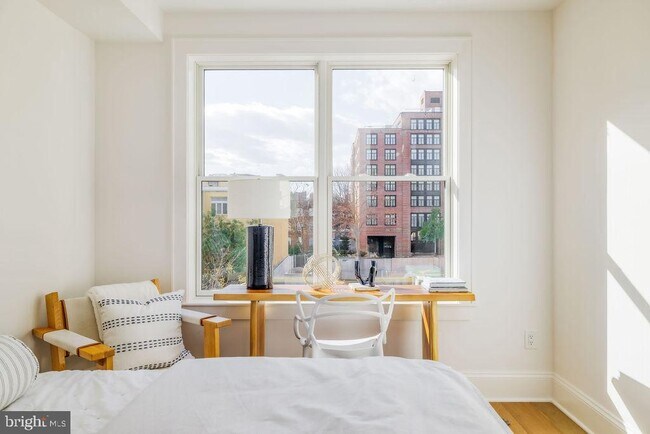 Building Photo - 2460 Ontario Rd NW