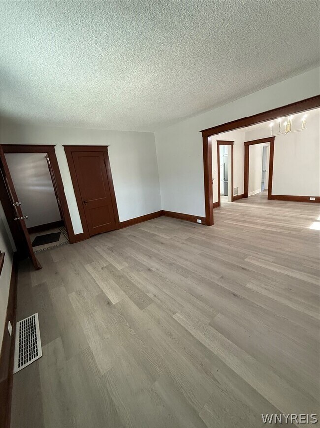 Building Photo - 301 Crestwood Ave