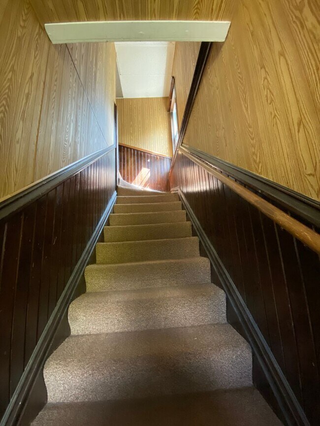 Building Photo - 920 E 5th St