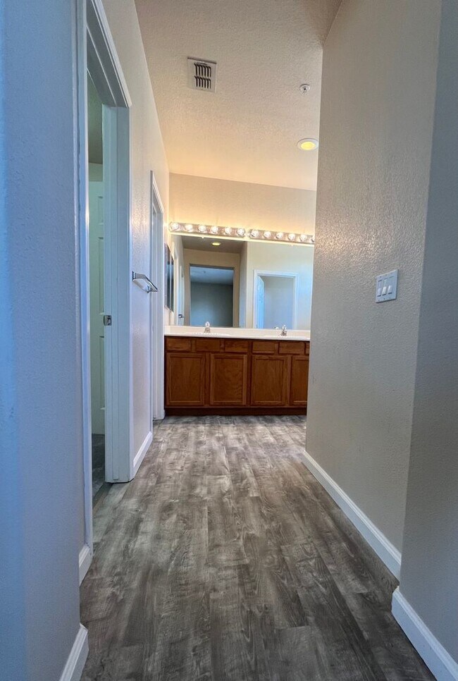 Building Photo - Beautiful Brentwood home with bed and full bath downstairs