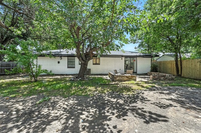 Building Photo - 214 Dorris Dr