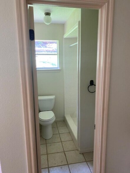 Building Photo - 827 Cliffside Dr