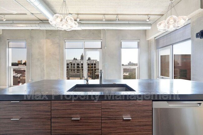 Building Photo - 309 E 5th St