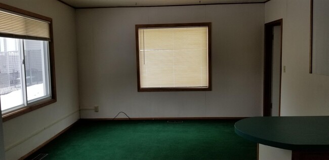 Building Photo - 2 Bedroom walking distance to Downtown Whi...